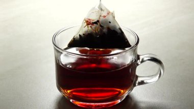 Hd 1080p süper yavaş Soğuk bir kış günü pencere arka plan sıcak çay bardağı