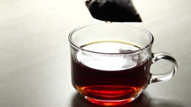 Hd 1080p süper yavaş Soğuk bir kış günü pencere arka plan sıcak çay bardağı