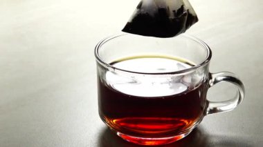 Hd 1080p süper yavaş Soğuk bir kış günü pencere arka plan sıcak çay bardağı