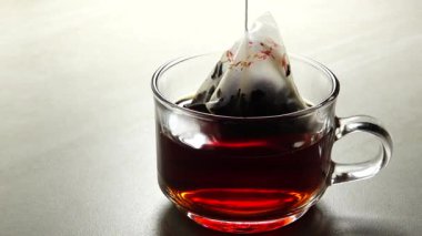 Hd 1080p süper yavaş Soğuk bir kış günü pencere arka plan sıcak çay bardağı