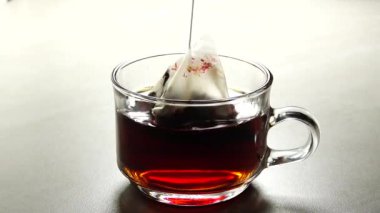 Hd 1080p süper yavaş Soğuk bir kış günü pencere arka plan sıcak çay bardağı