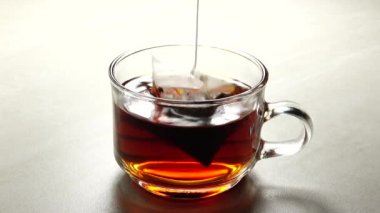 4k Soğuk bir kış günü pencere arka plan üzerinde sıcak çay bardağı