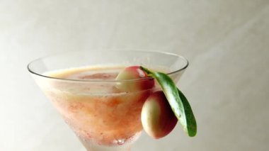 4k Organik gıda, toksik olmayan Closeup taze Carissa carandas veya Bengal kuş üzümü meyve ve meyve suyu cam ahşap masa arka plan izole. Sağlıklı içecekler kavramı. Metin için alan.