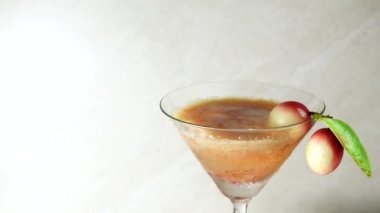 4k Organik gıda, toksik olmayan Closeup taze Carissa carandas veya Bengal kuş üzümü meyve ve meyve suyu cam ahşap masa arka plan izole. Sağlıklı içecekler kavramı. Metin için alan.