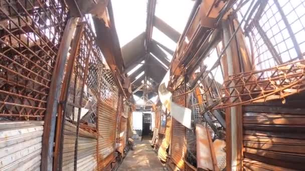 После Пожара Chatuchak Выходные Рынок Железа Rushrusted Стальной Сетки Страхования — стоковое видео
