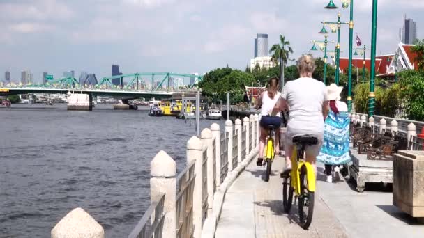 Turistler Bisiklet Chao Phraya Nehri Walk Bangkok Tayland Yürümek — Stok video