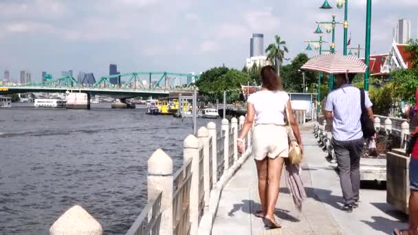 Touristen Gehen Fahrrad Chao Phraya River Walk Bangkok Thailand — Stockvideo