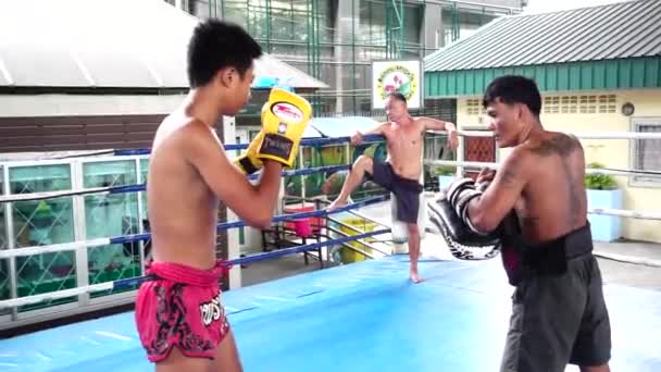Бангкок Тайланд Августа 2019 Тайские Боксеры Тренируются Тренером Перед Настоящим — стоковое видео