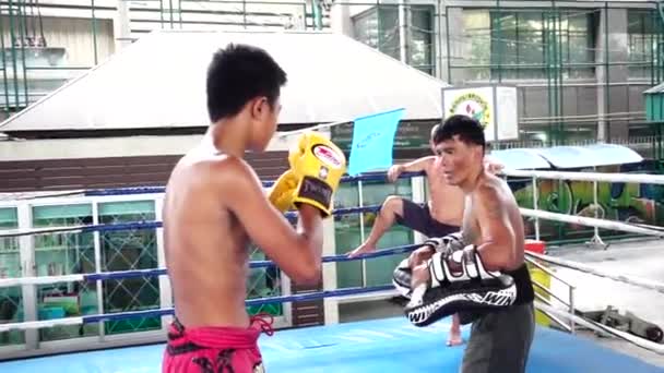 Bangkok Tailandia Agosto 2019 Los Boxeadores Tailandeses Practican Con Entrenador — Vídeos de Stock