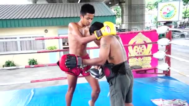 Bangkok Tailandia Agosto 2019 Los Boxeadores Tailandeses Practican Con Entrenador — Vídeo de stock