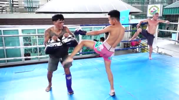 2019 선수는 태국에서 캠프에서 싸움전에 트레이너와 연습하고 있습니다 — 비디오