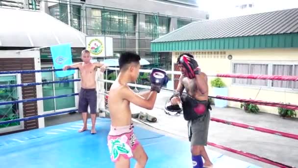 Bangkok Tailandia Agosto 2019 Los Boxeadores Tailandeses Practican Con Entrenador — Vídeos de Stock