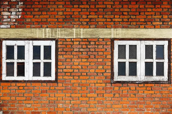100年以上旧砖旧窗的旧建筑墙 — 图库照片