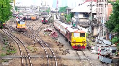 4k Dizel tren ÇalıştırAn eski 105 yıllık demiryolu rayları insan taşıma, şehirde ulaşım sistemleri