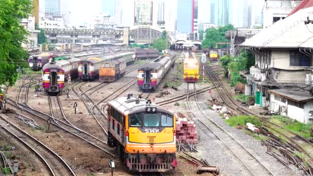 Comboio Diesel Correndo Antigas Trilhas Ferroviárias 105 Anos Transportando Pessoas — Vídeo de Stock