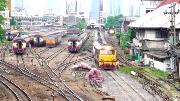 Diesel Vonat Futás Régi 105 Éves Vasúti Pálya Szállítására Emberek — Stock videók