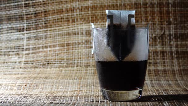 Στάγδην Παρασκευασμένο Καφέ Μπαμπού Ύφανση Χαρτί Υφή Σακούλα Που Στάζει — Αρχείο Βίντεο