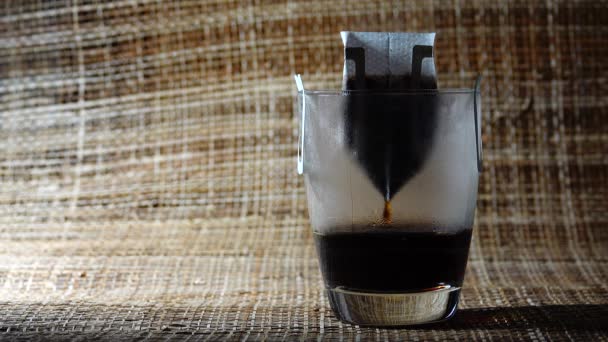 Tropfender Oder Aufgebrühter Kaffee Auf Bambusgewebe Texturpapier Tropfender Beutel Auf — Stockvideo
