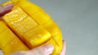 1080p HD süper yavaş dilimlenmiş mango kare Makro çekimde