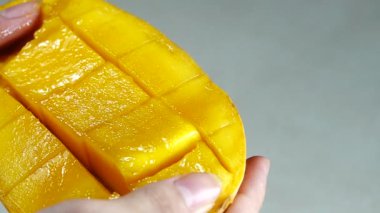 1080p HD süper yavaş dilimlenmiş mango kare Makro çekimde