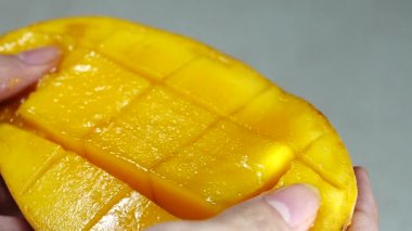 1080p HD süper yavaş dilimlenmiş mango kare Makro çekimde