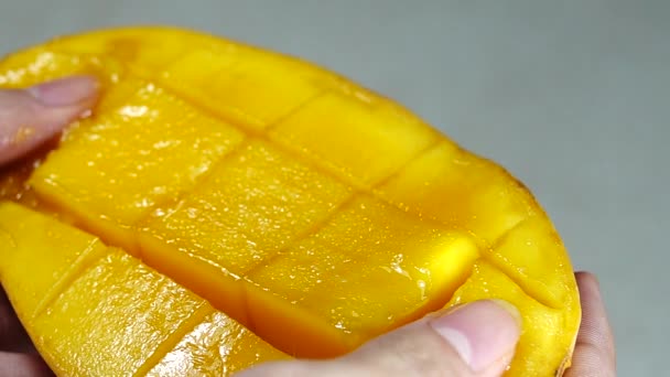 1080P Super Langzaam Vers Gesneden Mango Kwadraat Macro Schieten — Stockvideo