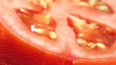 4K yığın taze olgun organik domates çuval içinde dönen tabakta.