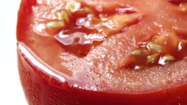 4K yığın taze olgun organik domates çuval içinde dönen tabakta.