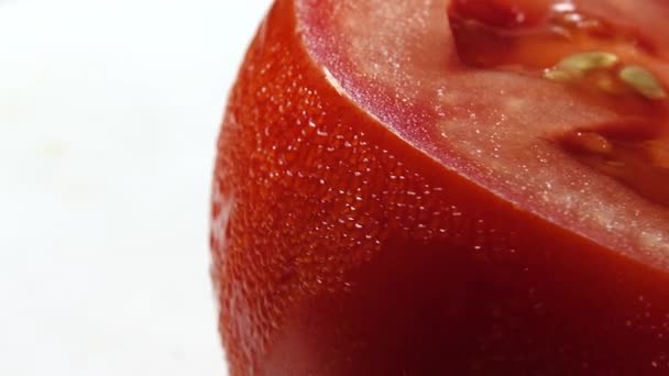 Pile Tomates Biologiques Fraîches Mûres Sac Toile Jute Sur Plaque — Video