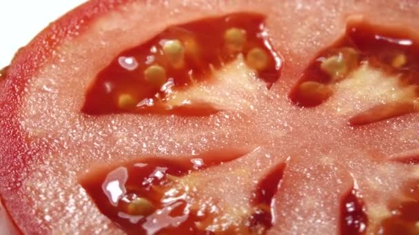 4K堆新鲜熟有机番茄在转盘麻袋中 — 图库视频影像