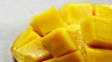 1080p HD süper yavaş dilimlenmiş mango kare Makro çekimde