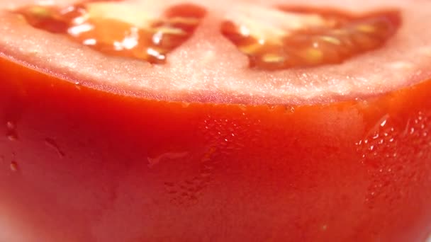 Haufen Frischer Reifer Bio Tomaten Klettenbeutel Auf Rotierendem Teller — Stockvideo