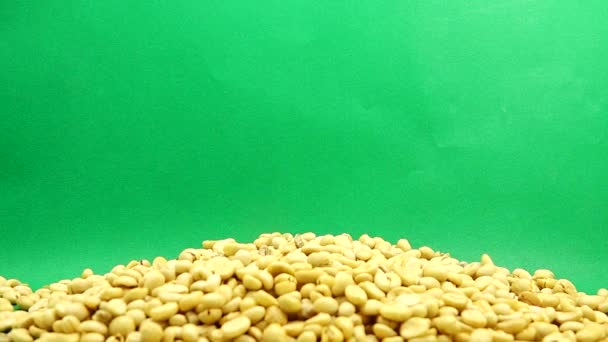 1080P Super Langsam Kaffeebohnen Pergament Isoliert Auf Green Screen Background — Stockvideo