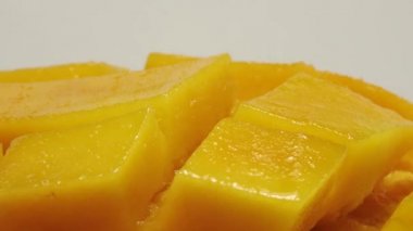 4K Tatlı Tayland mango dönüşümlü yırtık mango dilimleri küp kesilmiş