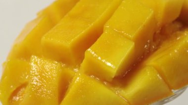 4K Tatlı Tayland mango dönüşümlü yırtık mango dilimleri küp kesilmiş