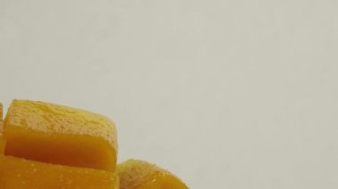 4K Tatlı Tayland mango dönüşümlü yırtık mango dilimleri küp kesilmiş