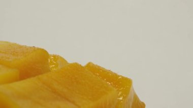 4K Tatlı Tayland mango dönüşümlü yırtık mango dilimleri küp kesilmiş