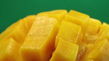 4K Tatlı Tayland mango dönüşümlü rip mango dilimleme küp yeşil ekran arka planda izole kesilmiş.