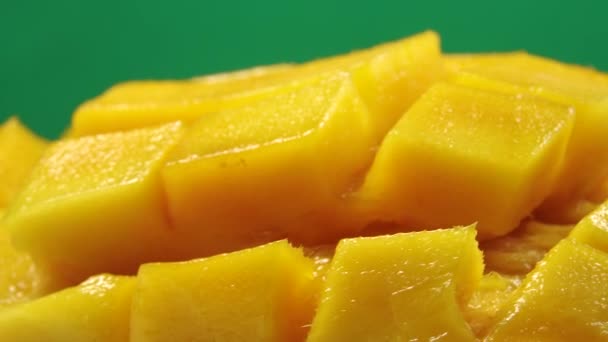 Tatlı Tayland Mango Dönüşümlü Rip Mango Dilimleme Küp Yeşil Ekran — Stok video
