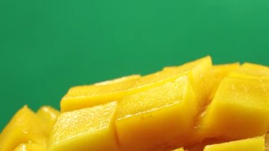 4K Tatlı Tayland mango dönüşümlü rip mango dilimleme küp yeşil ekran arka planda izole kesilmiş.