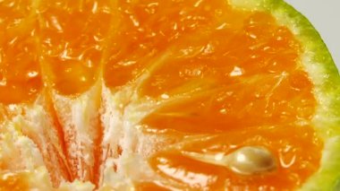 4K Marco portakal suyu ve portakal suyu. Portakal portakalını kapat. Doğa arkaplanı.