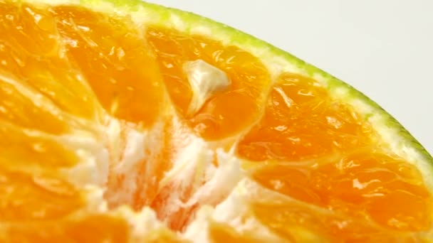 마르코가 오렌지 열매를 회전합니다 오렌지를 클로즈업합니다 자연의 — 비디오