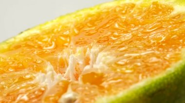 4K Marco portakal suyu ve portakal suyu. Portakal portakalını kapat. Doğa arkaplanı.