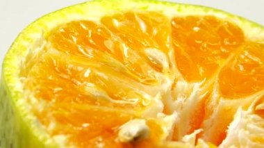 4K Marco portakal suyu ve portakal suyu. Portakal portakalını kapat. Doğa arkaplanı.