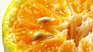 4K Marco portakal suyu ve portakal suyu. Portakal portakalını kapat. Doğa arkaplanı.