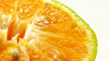 4K Marco portakal suyu ve portakal suyu. Portakal portakalını kapat. Doğa arkaplanı.