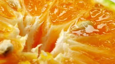 4K Marco portakal suyu ve portakal suyu. Portakal portakalını kapat. Doğa arkaplanı.