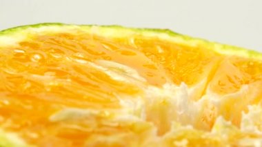 4K Marco portakal suyu ve portakal suyu. Portakal portakalını kapat. Doğa arkaplanı.