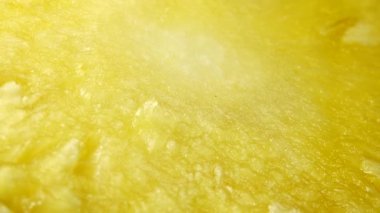 4K dilimlenmiş lezzetli ananas meyvesi. Tropik yiyecekler. Döndür