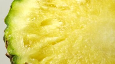 4K dilimlenmiş lezzetli ananas meyvesi. Tropik yiyecekler. Döndür
